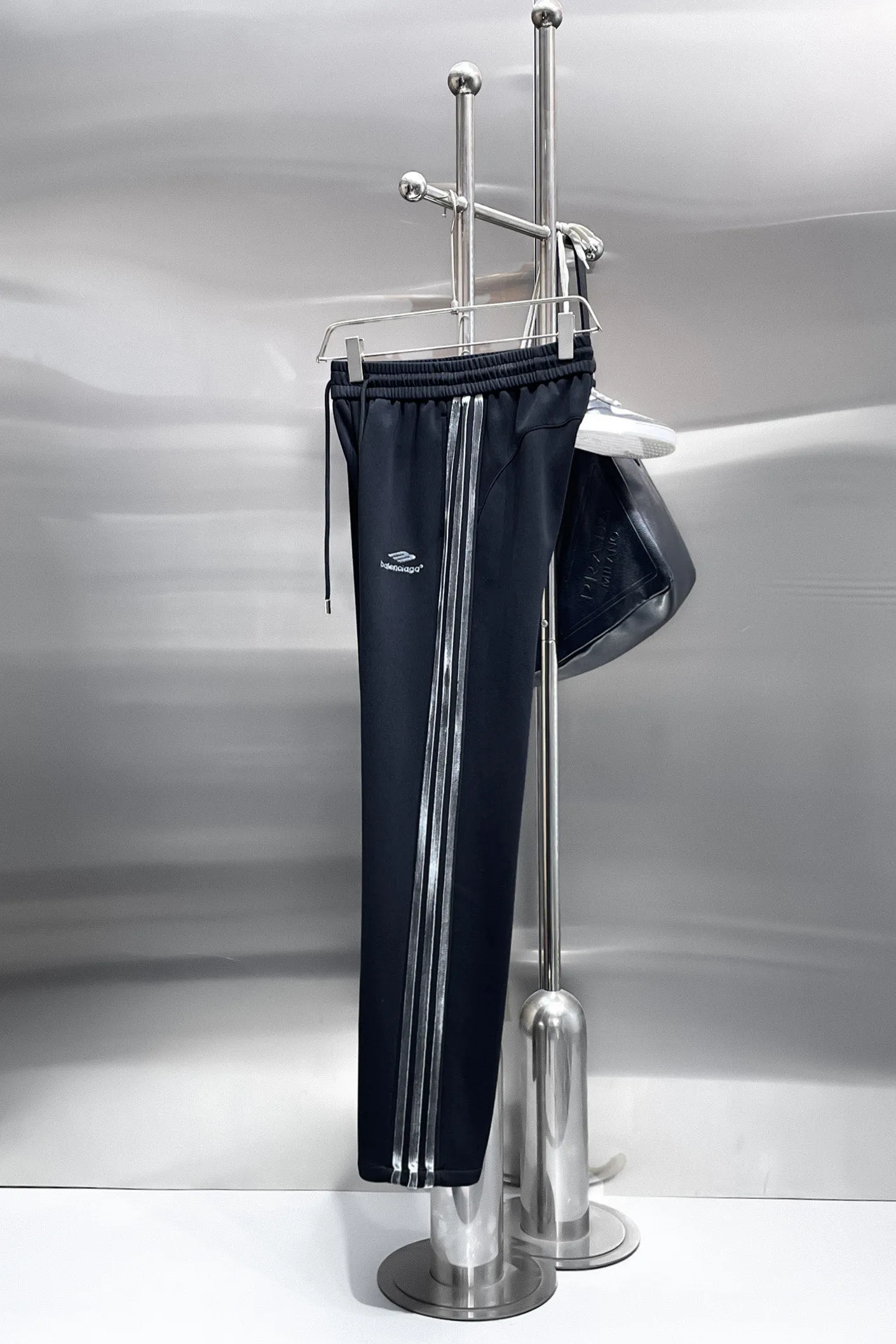 Balenciaga 🆕2026 Autumn and Winter New Arrival trousers and casual pants🎁 are on sale simultaneously on the official website. Brand Classic LOGO casual pants, customized fabrics, excellent comfort and strong touch. Highly recognisable, perfect appearance and craftsmanship. Size:M-3XL